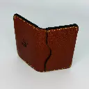Porte-cartes bifold — cuir acajou, coupe en vague 