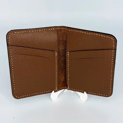 Portefeuille vertical — cuir marron, couture écru 